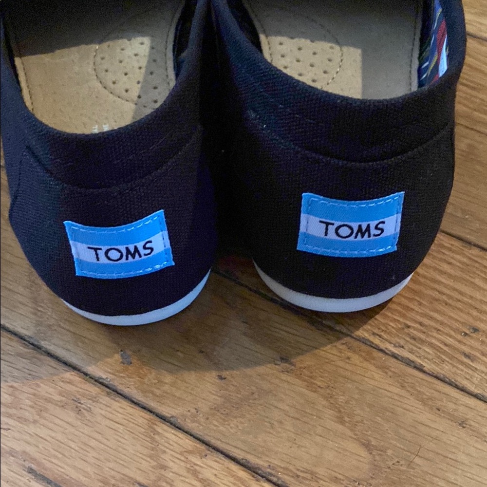 TOMS Women’s Black Slip-On Shoes - Picture 2 of 6
